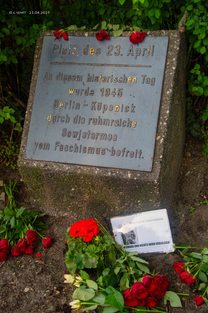 Gedenktafel mit Schrift:"Platz des 23. April. An diesem historischen Tag wurde 1945 Berlin-Köpenick durch die ruhmreiche Sowjetarmee vom Faschismus befreit." Farblich hervorgehoben sind die Buchstaben z-e-i-t-e-n-w-e-n-d-e