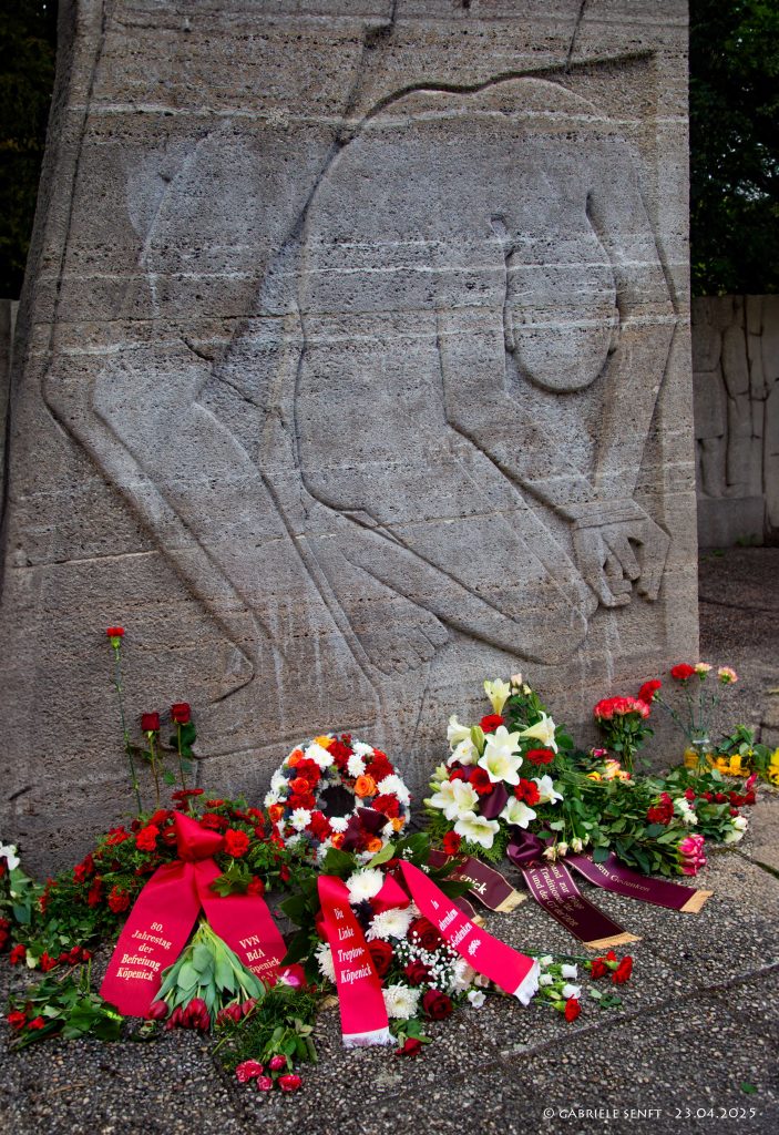 Denkmal "Faust" mit niedergelegten Kränzen und Blumen